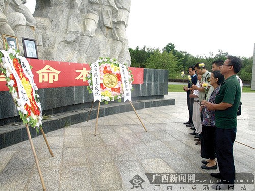 在广西烈士陵园,文家和唐家后代一齐鞠躬献花,祭奠先辈英灵.