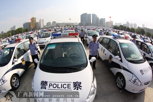 一台台崭新的警车在阳光下熠熠生辉.自治区公安厅供图