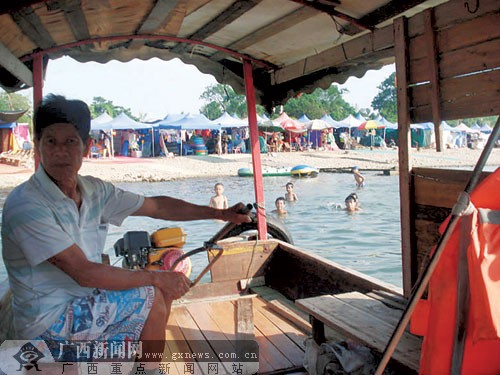 桂林訾洲生态公园免费开放 市民不走大门乘无证船