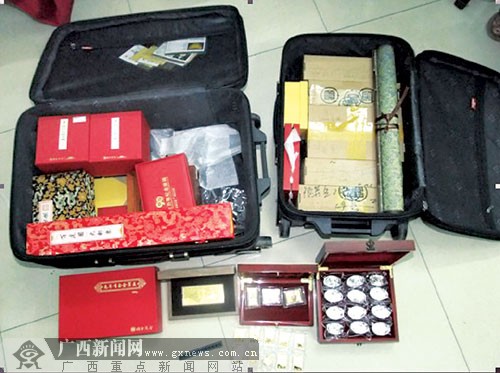 两个行李箱里装着金条,金饰品.