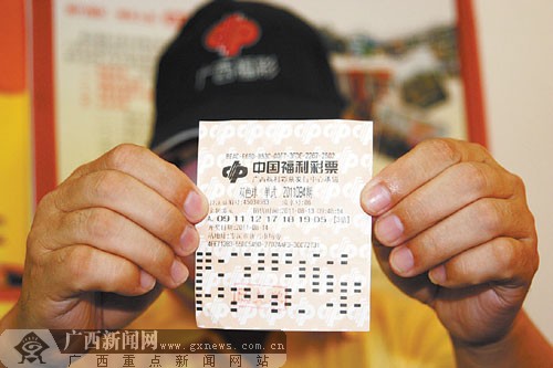 双色球千万大奖得主淡定领奖 创单人最高奖记