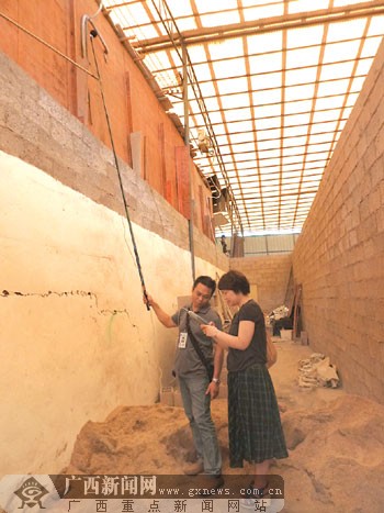 记者体验环境监测员:石材厂测大气 烈日下听声