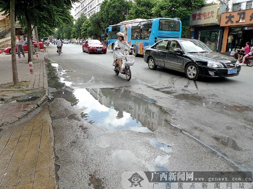 南宁市人民东路一路段路面积水数月 市民盼解决