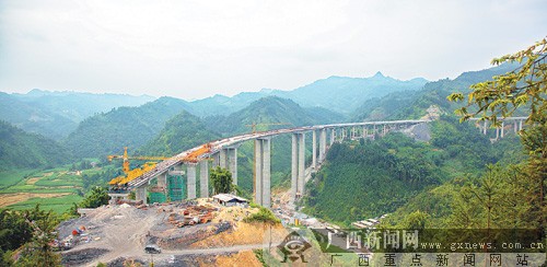峻岭间,在由广西交通投资集团组织施工的六宜高速公路拉会高架大桥上