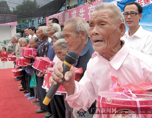 南宁兴宁区沙平村摆开长寿宴 465名老人齐 过