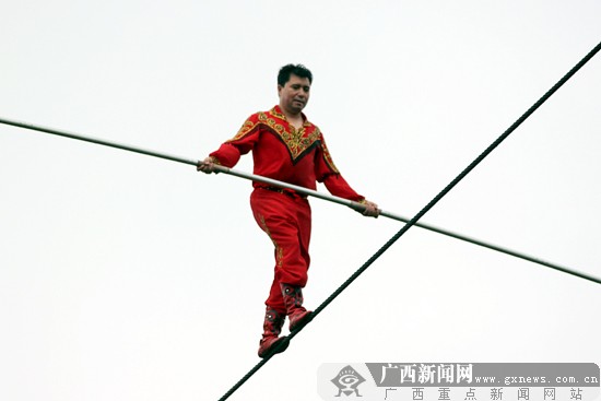 阿迪力柳州冒雨高空走钢丝 文化遗产要找传承人-广西新闻网