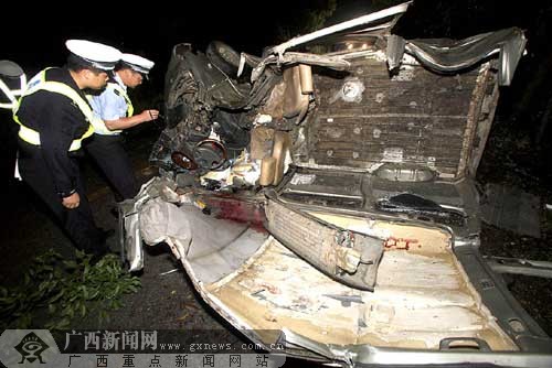 面包车雨夜失控遭大树"腰斩 车上3人不幸遇难