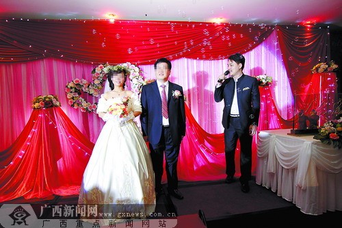 婚礼司仪只有越来越"全能"才能适应新人们的需要.记者 周军摄