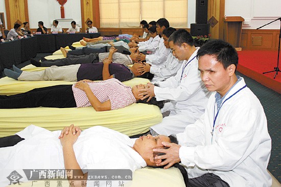 南宁首届蒙人按摩比赛 盲人摸得体验观众睡着