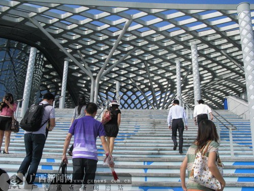广西各界媒体探秘深圳湾体育馆(组图)