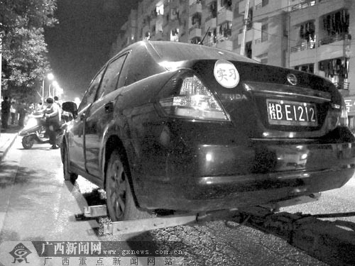 嫌疑车车尾贴着实习的标志.记者陈刚 摄高清图片