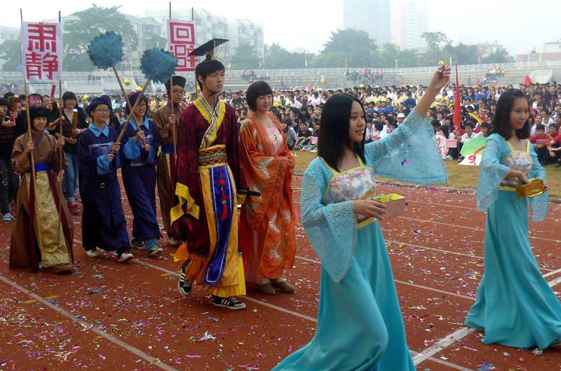 广西两所中学运动会开幕式学生搞怪入场爆红网络