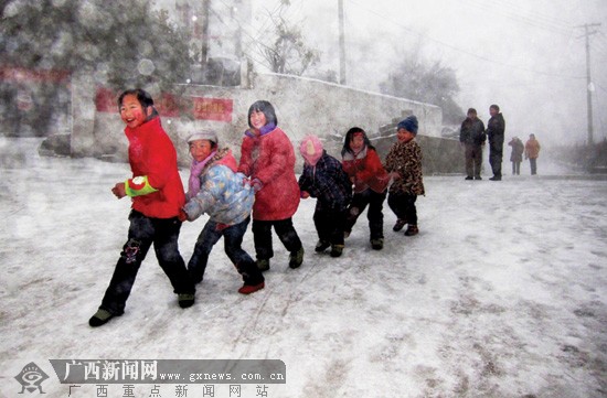 桂北五县出现雨雪冰冻天气 当地多个部门积极应对