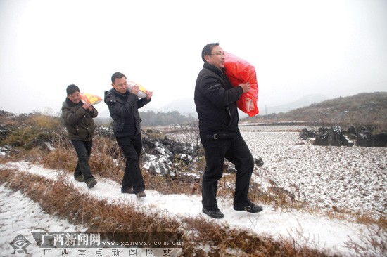桂北五县出现雨雪冰冻天气 当地多个部门积极应对