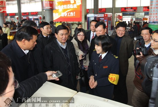 交通部副部长检查南宁春运 杨道喜陪同检查(图)