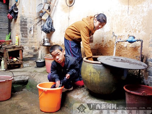 父母相继离世 贵港一对<em>无血缘</em>关系的<em>兄妹</em>坚强