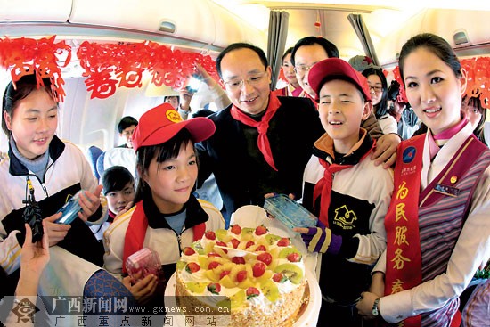 广西百名留守少年儿童搭爱心包机 赴粤与父母团聚