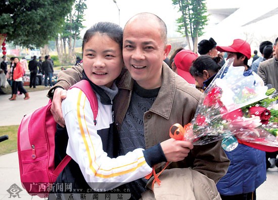 广西百名留守少年儿童搭爱心包机 赴粤与父母团聚