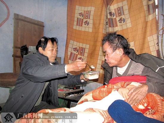 父母受人恩惠儿子隔代报答 独自照顾瘫痪理发匠