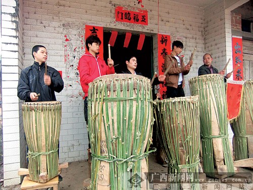 晚上,在灵山县烟墩镇六加村,46面烟墩大鼓齐聚一堂,上演了一场千人