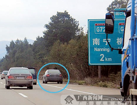 利用应急车道超车 高速路行车乱象折射文明缺