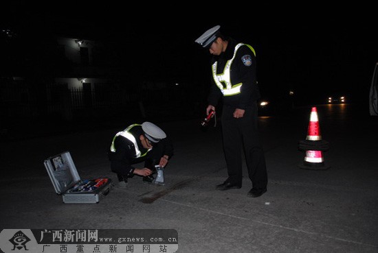 行人被轿车撞倒又被的士拖行百米 交警2小时破案-广西