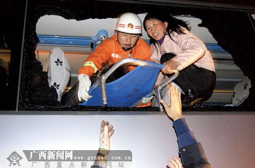桂柳高速鹿寨段辽宁客车追尾 4人死亡8人重伤(图)