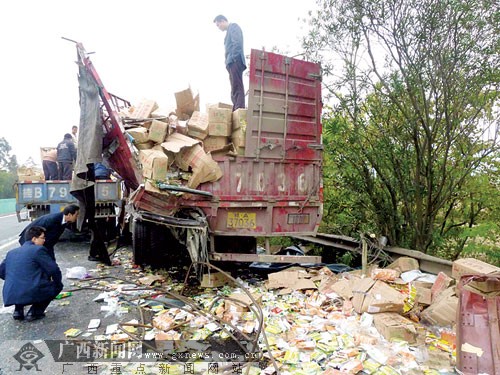 桂柳高速鹿寨段辽宁客车追尾 4人死亡8人重伤(图)