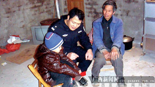 民警探望小章 记者 苑长军摄