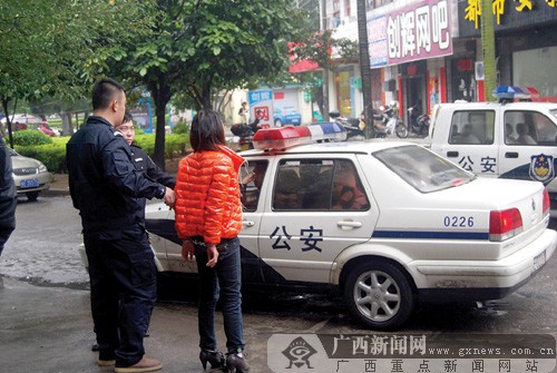 犯罪嫌疑人阳某被押上警车.