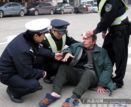 老人不慎跌倒头部受伤流血.
