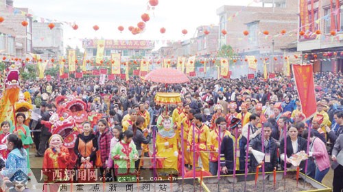武鸣隆重祭祀骆越始祖王 数万人参加祭祀大典(图)