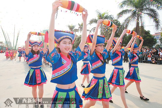 武鸣三月三游客乐翻天 10多万名游客慕名来过周末