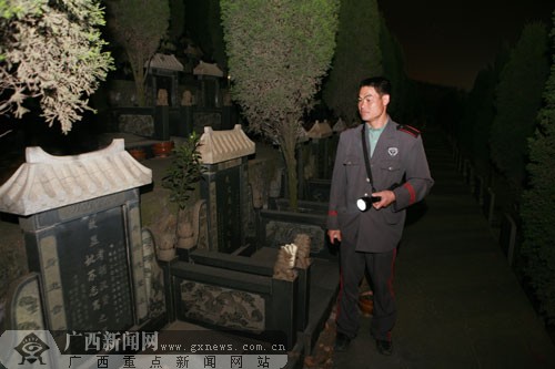 墓园守墓人:白天上紧"发条" 晚上不惧鬼神(图)
