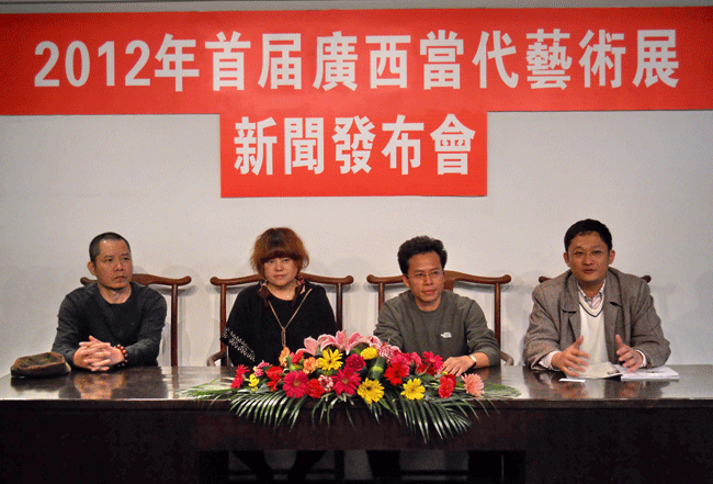 艺术家代表周少波(左一)策展人罗荃(左二)友茗堂艺术馆馆长唐运宝