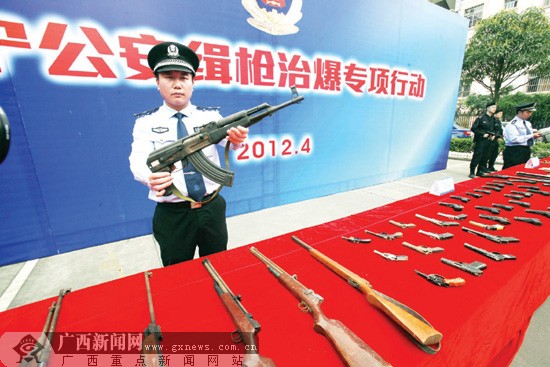 南宁警方通报多起涉枪案件 疑犯将杂物房当制