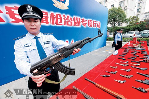 南宁连破3起重大涉枪案件 借来冲锋枪去绑架(图)