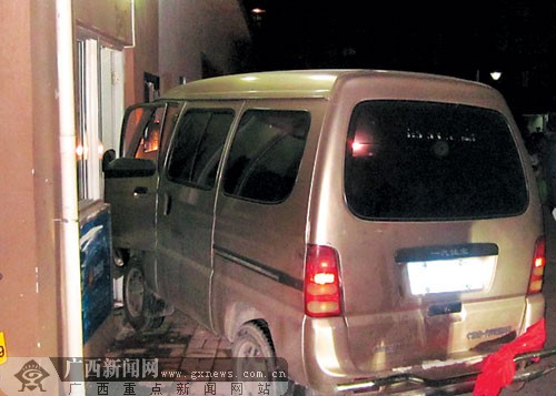 司机错踩油门面包车撞保安岗 六旬保安救老人孩子