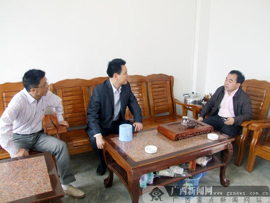长坪乡乡党委书记赵富球向广西新闻网副总编辑刘化良,蒙山县宣传部副