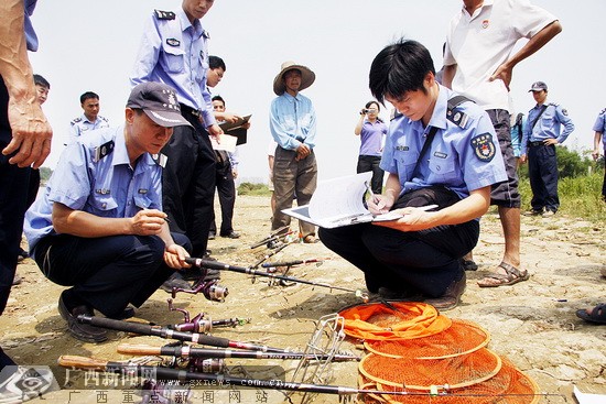 > 钓鱼;           南宁渔政和公安执法人员在