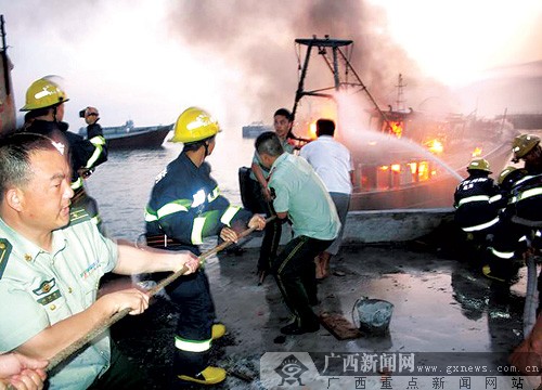 北海市地角外港一艘渔船失火 多部门奋力救"火船"