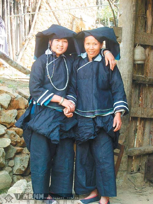 "霓裳风韵"民族传统服装展示 展示最美壮族服装