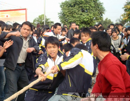 广西90后中职生为良庆中学病重老师捐款(组图)