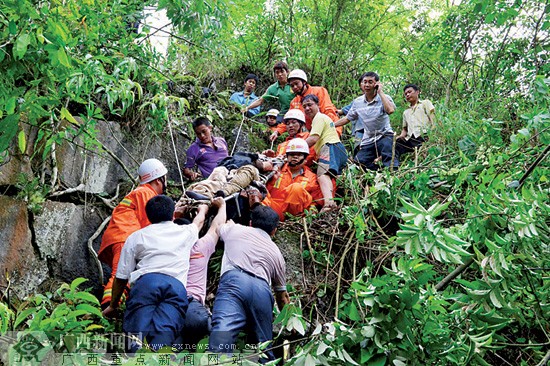 天峨一小轿车摔下路边300米山崖 造成1死1伤(图-广西新闻网