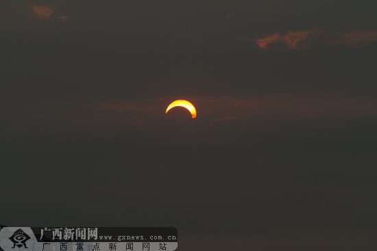 5月21日南宁出现"日偏食"(组图)