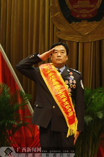 全国公安系统英雄模范先进事迹报告会在邕举行