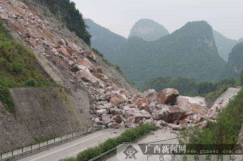 钟马高速公路塌方致交通中断 暂无人员伤亡