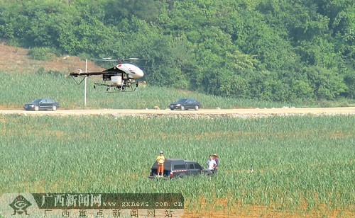 现代农业在崇左:飞机空中洒药物 甘蔗地里种西瓜