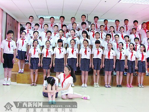 民族东小学六年级3班学生正在朗诵《卖火柴的小女孩.