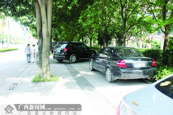 邕城曝光4个 五乱 典型 人行道停车交警有权处罚